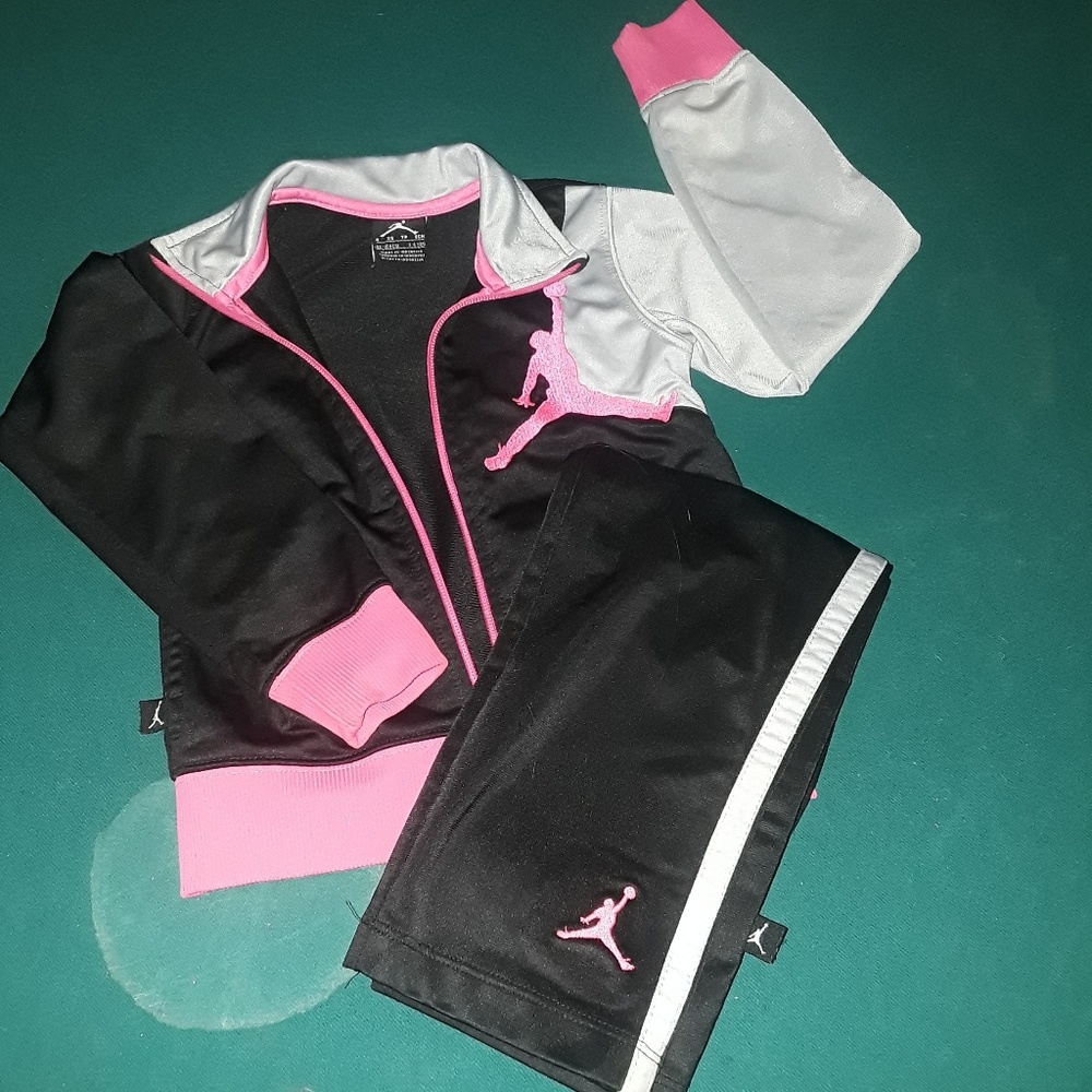 Girls Jordan jogging suit